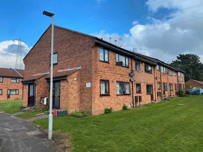 2 Bedroom Flat To Rent In Aspen Gardens, Parkstone, BH12