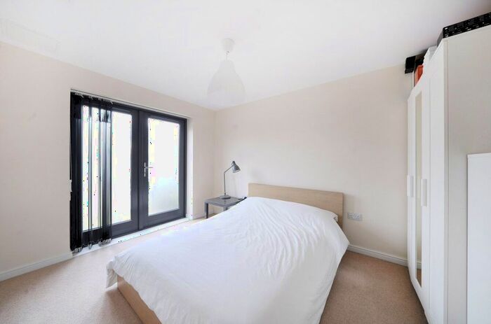 2 Bedroom Flat For Sale In Raven Close, Watford, Hertfordshire, WD18