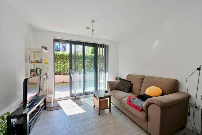 2 Bedroom Flat To Rent In Putney Hill, Putney, London, SW15