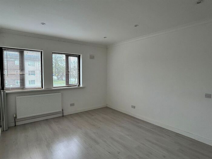 2 Bedroom Maisonette To Rent In Hull Road, Anlaby, Hull, HU10