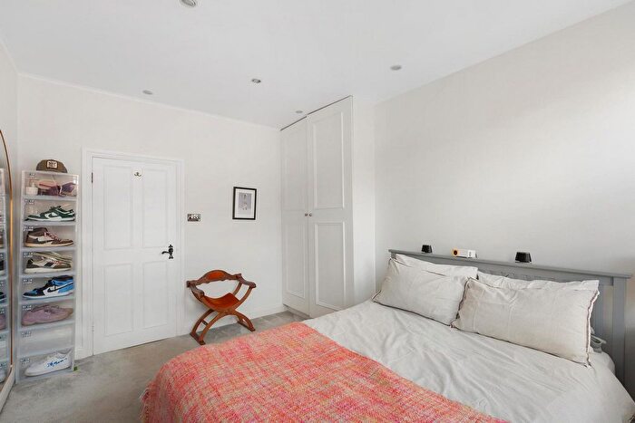 2 Bedroom Flat To Rent In Dafforne Road, London, SW17