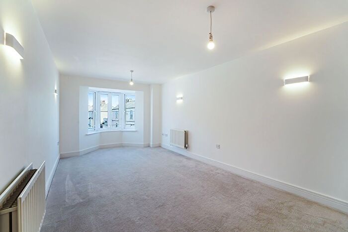 2 Bedroom Flat For Sale In California Close, Sutton, SM2