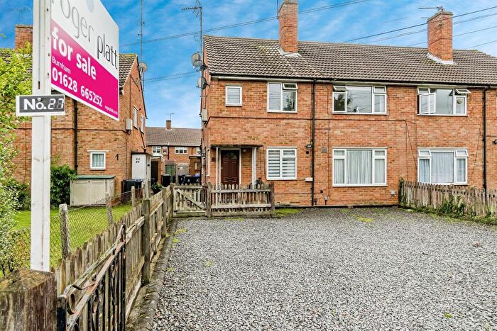 2 Bedroom Maisonette For Sale In Halls Meadow, Burnham, Slough, SL1