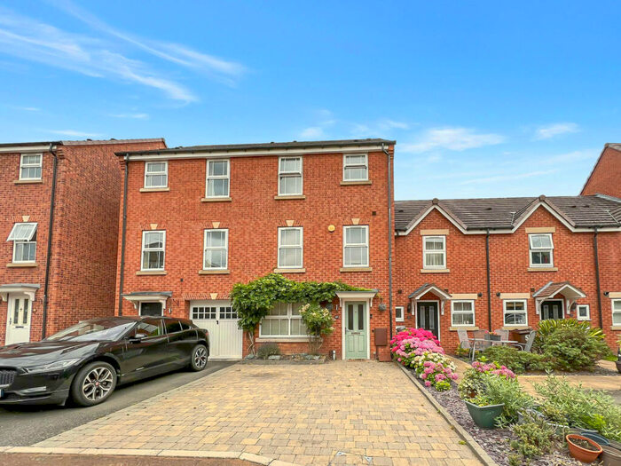 4 Bedroom Terraced House To Rent In Snitterfield Drive, Shirley, B90