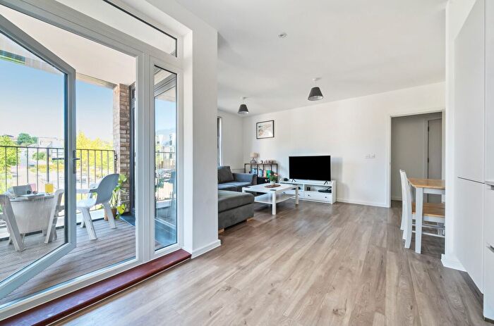 2 Bedroom Flat For Sale In Hera Avenue, Barnet, EN5