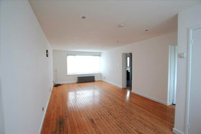 2 Bedroom Flat To Rent In Blunesfield, Potters Bar, Potters Bar, EN6