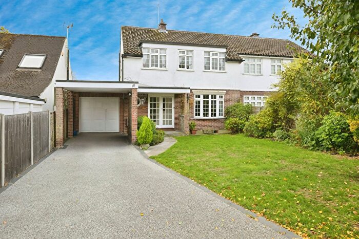 3 Bedroom Semi-Detached House For Sale In Rosehill Close, Hoddesdon, EN11