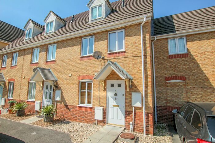 3 Bedroom Town House To Rent In Sunderland Gardens, Newbury, RG14