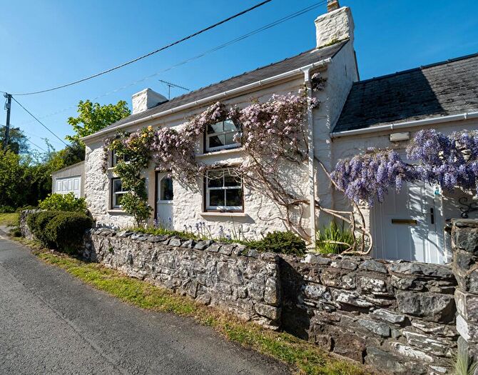 3 Bedroom Detached House For Sale In College Square, Newport, SA42