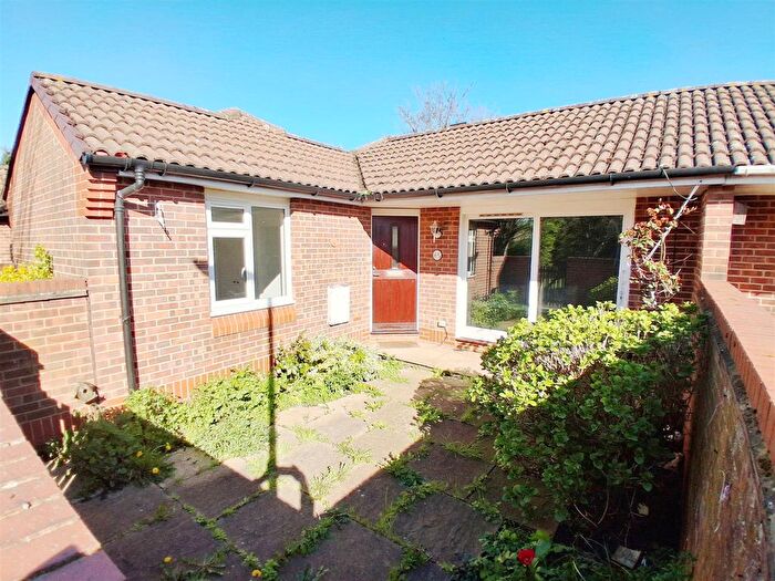 1 Bedroom Bungalow For Sale In Cheviot Close, Harlington, Hayes, UB3