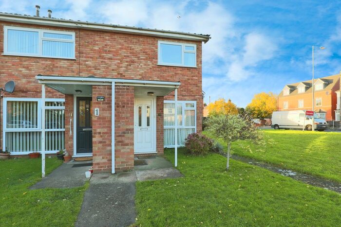 2 Bedroom Flat To Rent In Checketts Close, Worcester, WR3