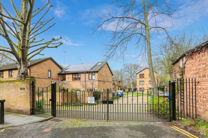 2 Bedroom Flat To Rent In Graces Mews, London, SE5