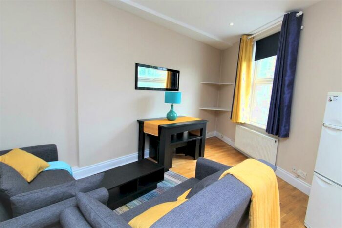 2 Bedroom Apartment To Rent In High Road, Wood Green, N22