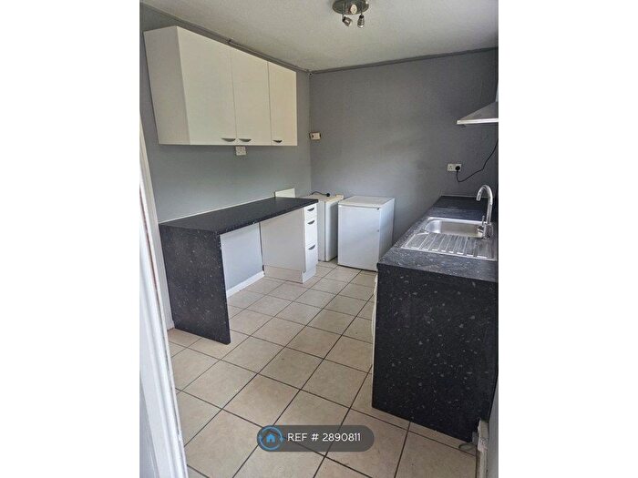 Studio To Rent In Rear Ground Floor, Hayes, UB3