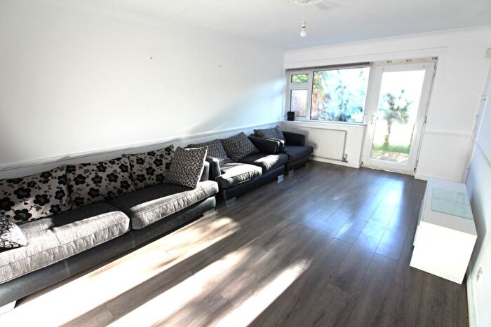 3 Bedroom Flat To Rent In Culloden Road, Enfield, EN2
