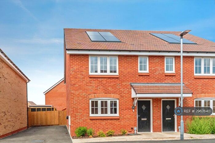 3 Bedroom Semi-Detached House To Rent In Middleham Road, Bedford, MK45