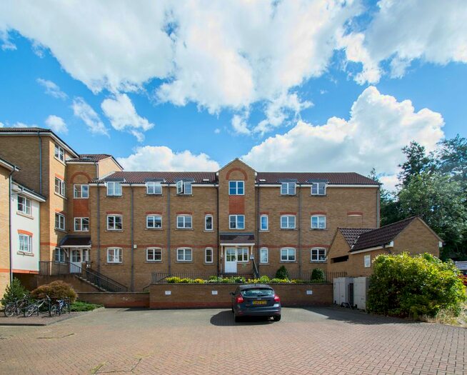 2 Bedroom Flat To Rent In Pegs Lane, Hertford, SG13