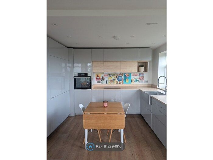 2 Bedroom Flat To Rent In Morville House, London, SW18