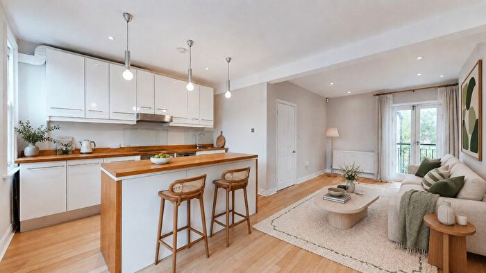 2 Bedroom Flat For Sale In Dancer Road, Richmond, TW9