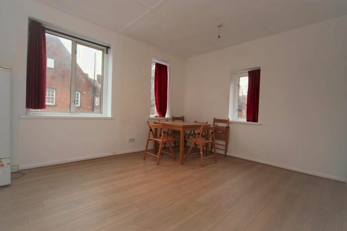 3 Bedroom Flat To Rent In Old Oak Common Lane, East Acton, London, W3