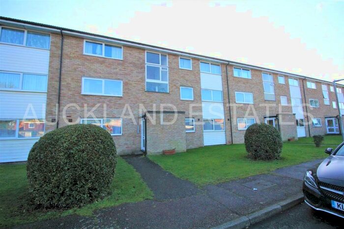 2 Bedroom Apartment For Sale In Alderman Close, Welham Green, AL9