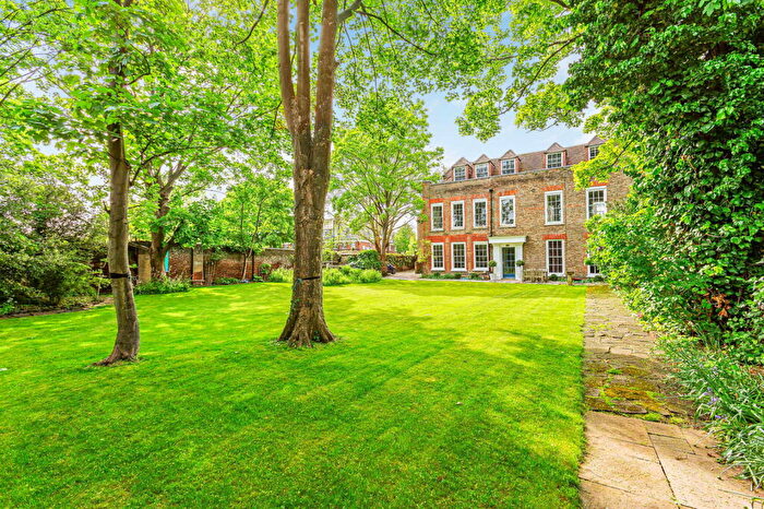 3 Bedroom Apartment For Sale In Mortlake High Street, London, SW14