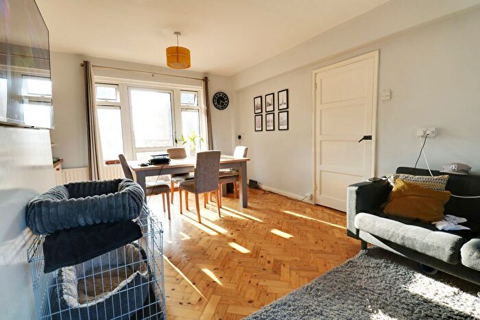 3 Bedroom Flat To Rent In Weston Grove, Bromley, Kent, BR1