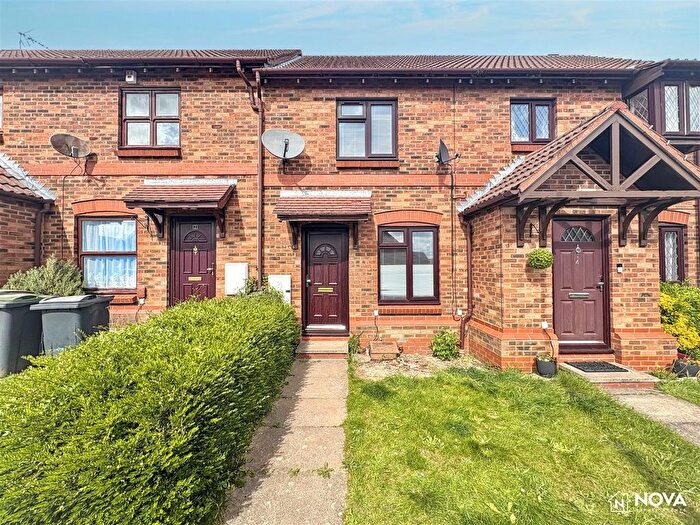 2 Bedroom Terraced House For Sale In Prestwick Close, Luton, LU2