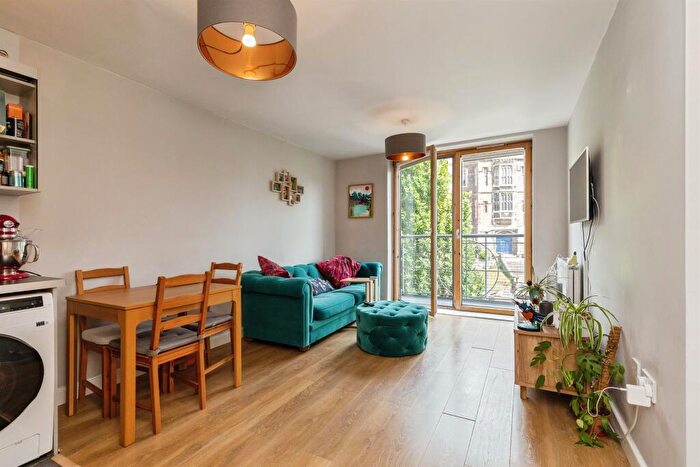 2 Bedroom Flat For Sale In Burton Court, Bristol, BS8