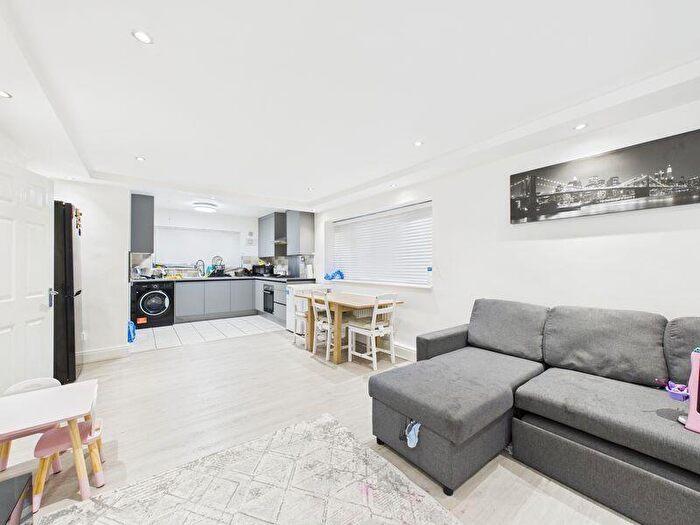 3 Bedroom Flat To Rent In Coulsdon Road, Caterham - £pcm, CR3