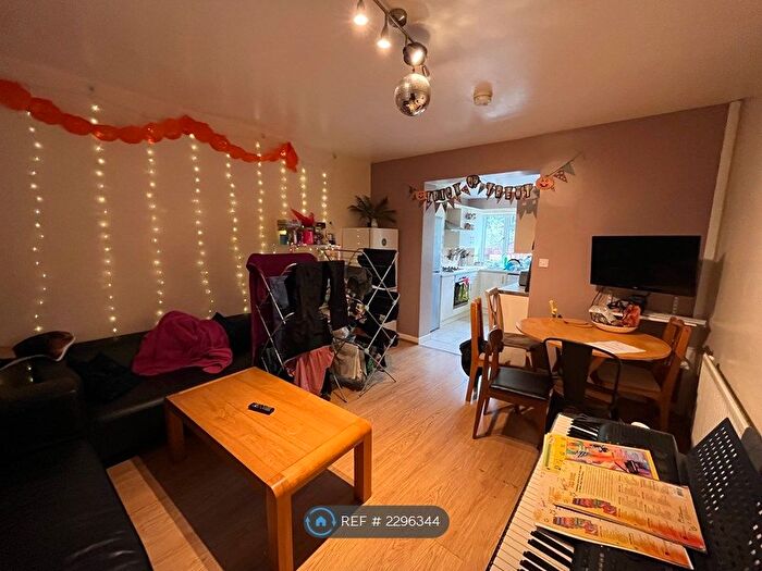 5 Bedroom Semi-Detached House To Rent In Newport View, Leeds, LS6