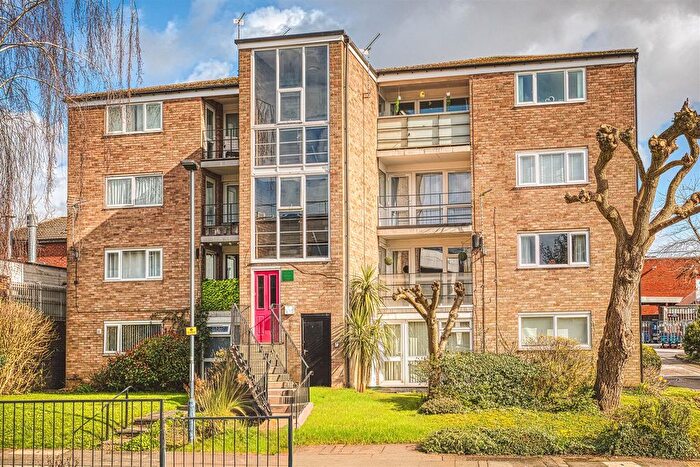 2 Bedroom Flat For Sale In Limes Avenue, Mickleover, Derby, DE3