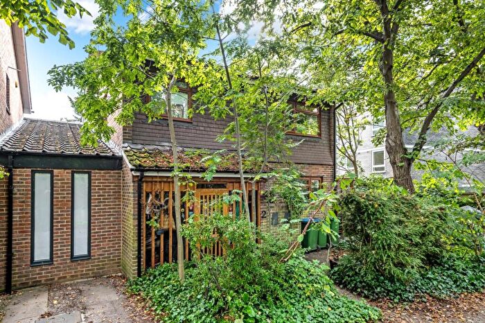 3 Bedroom House For Sale In Heathway, London, SE3