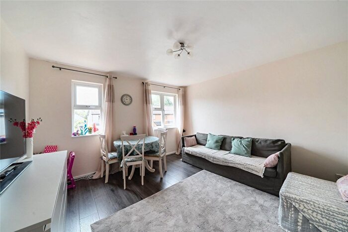 1 Bedroom Flat For Sale In Abbotswood Way, Hayes, UB3