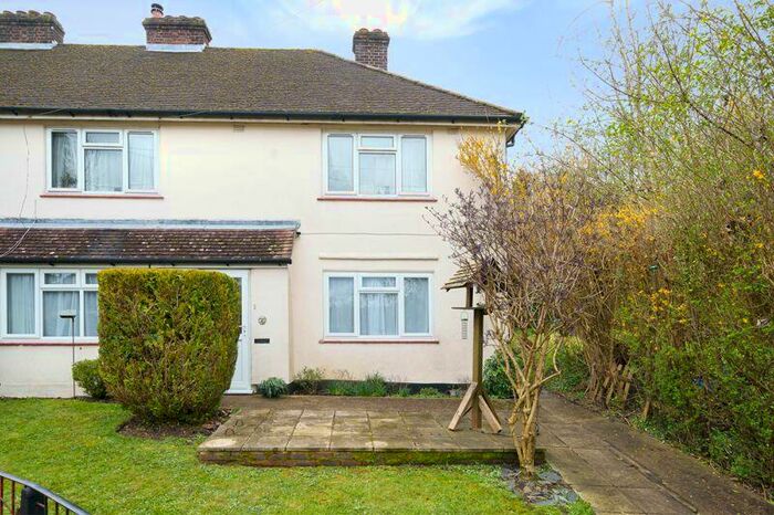 2 Bedroom Maisonette To Rent In Rogers Close, Caterham, CR3