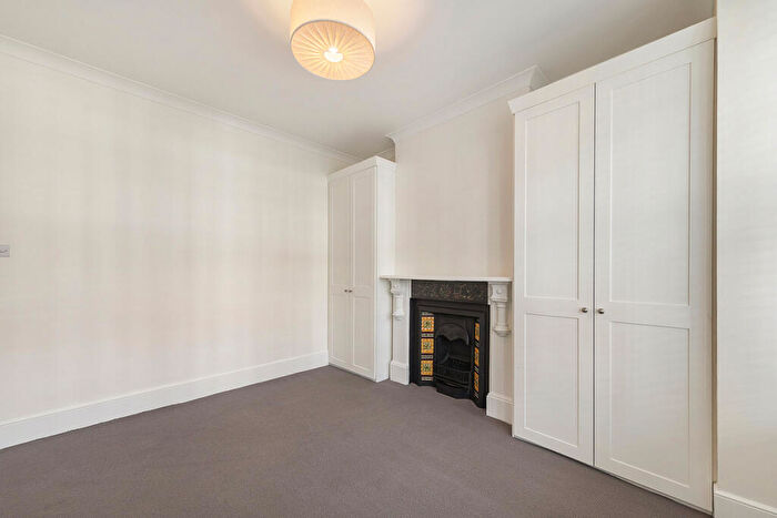 2 Bedroom Flat To Rent In Barnard Road, London, SW11