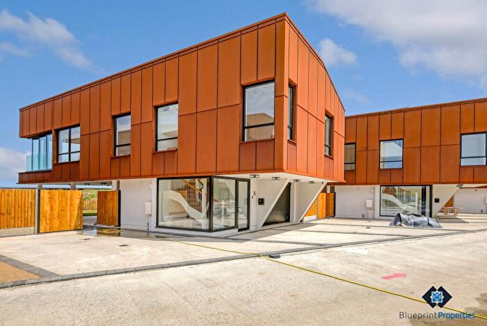 3 Bedroom Detached House For Sale In Kingsmans Point, Hullbridge, SS5
