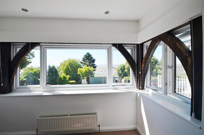 3 Bedroom Flat To Rent In Hampton Court, Grand Parade, Leigh On Sea, SS9