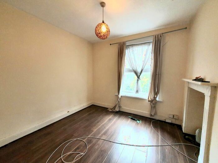 Apartment To Rent In Archway Road, Highgate, N6
