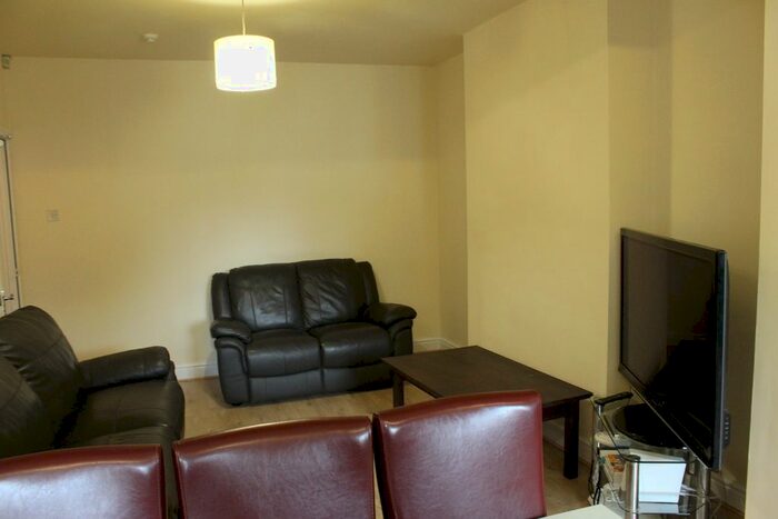 8 Bedroom Terraced House To Rent In Harlaxton Drive, Nottingham, NG7