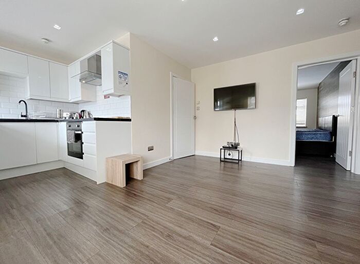 1 Bedroom Flat To Rent In Vicarage Farm Road, Hounslow, TW3