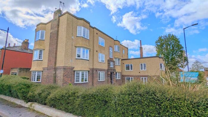 2 Bedroom Flat To Rent In Abbey Court, Holywell Hill, St Albans, Herts, AL1
