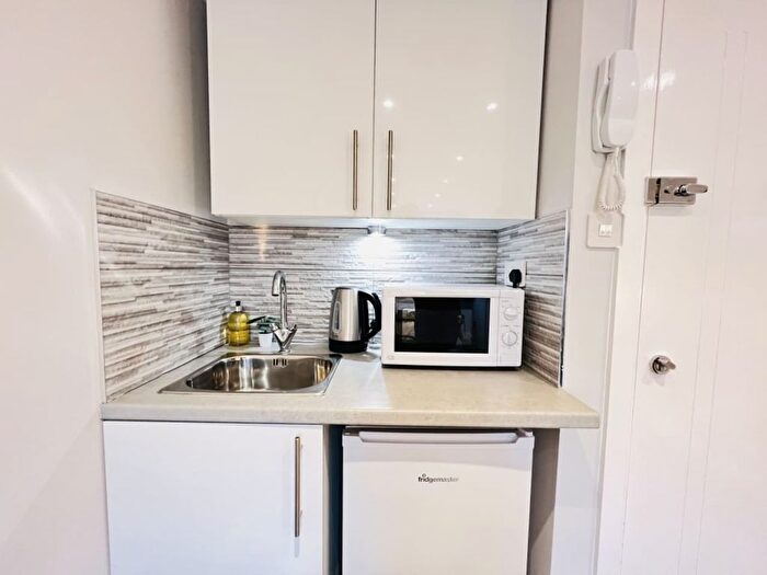 1 Bedroom Studio To Rent In Musjid Road, London, SW11