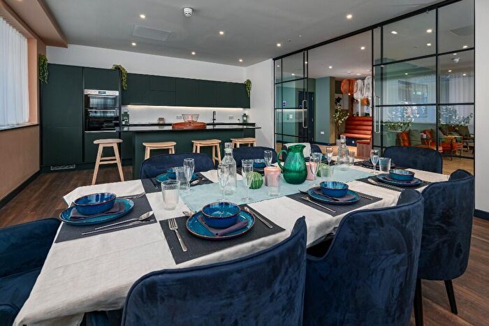 2 Bedroom Apartment To Rent In Queensway, Southampton, Hampshire, SO14