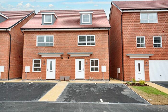 4 Bedroom House To Rent In Hillcrest Road, Nuneaton, Warwickshire, CV10