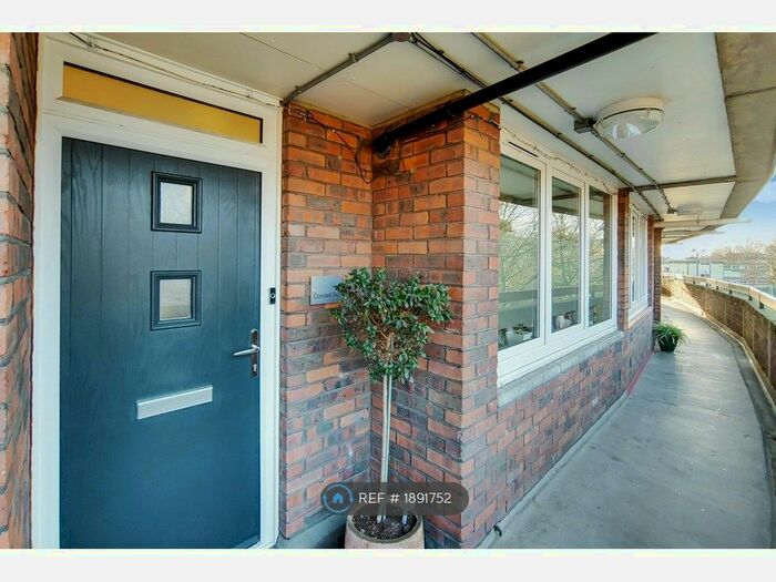 3 Bedroom Maisonette To Rent In Condell Road, London, SW8