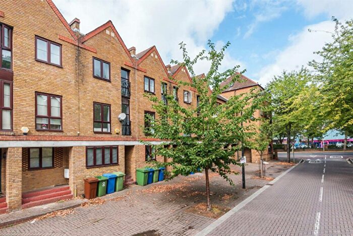 4 Bedroom Town House To Rent In Brunswick Quay, Surrey Quays, SE16