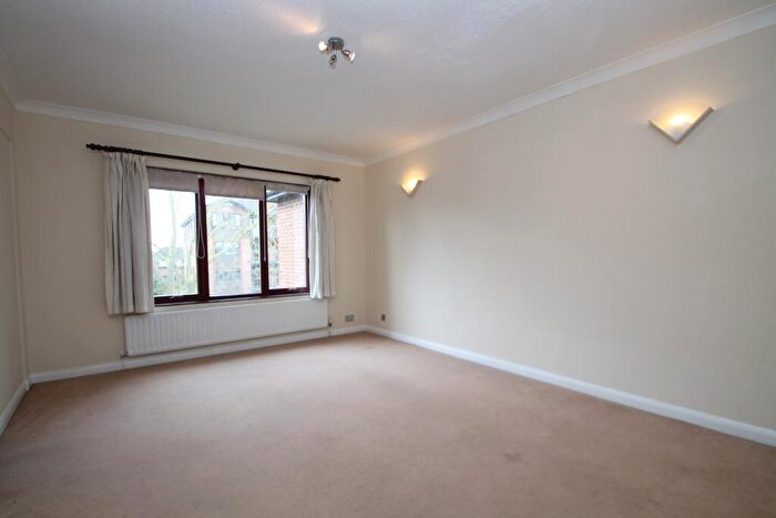 2 Bedroom House To Rent In Blyth Road, Bromley, BR1