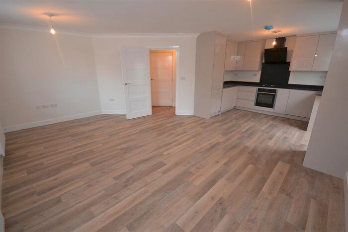 2 Bedroom Flat To Rent In Wokingham Road, Reading, RG6