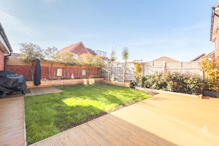 4 Bedroom Detached House For Sale In Stag Walk, Binfield, Berkshire, RG42